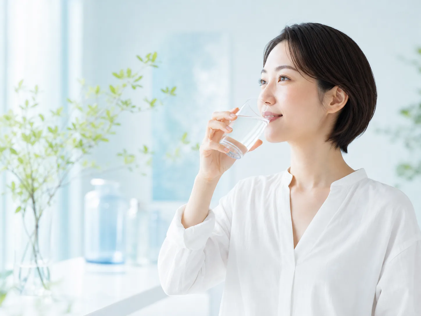 水素水を体験する女性